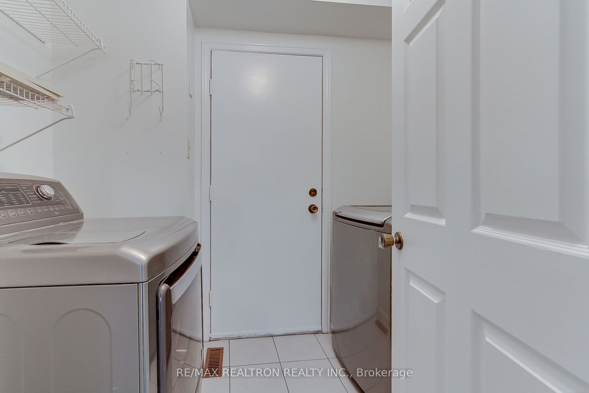 19 Crystal Drive N — photo 26
