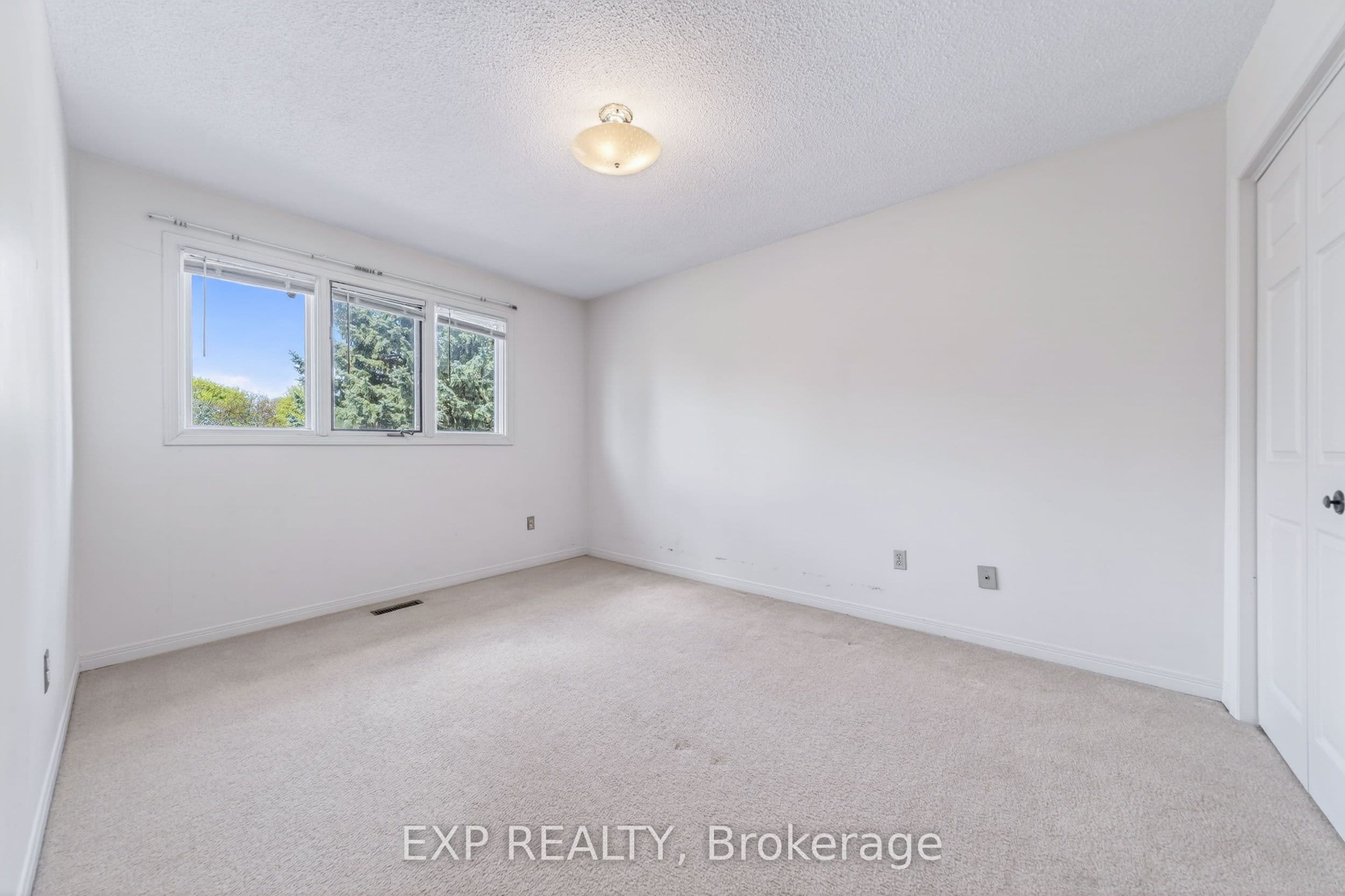 51 Sanderson Crescent — photo 42