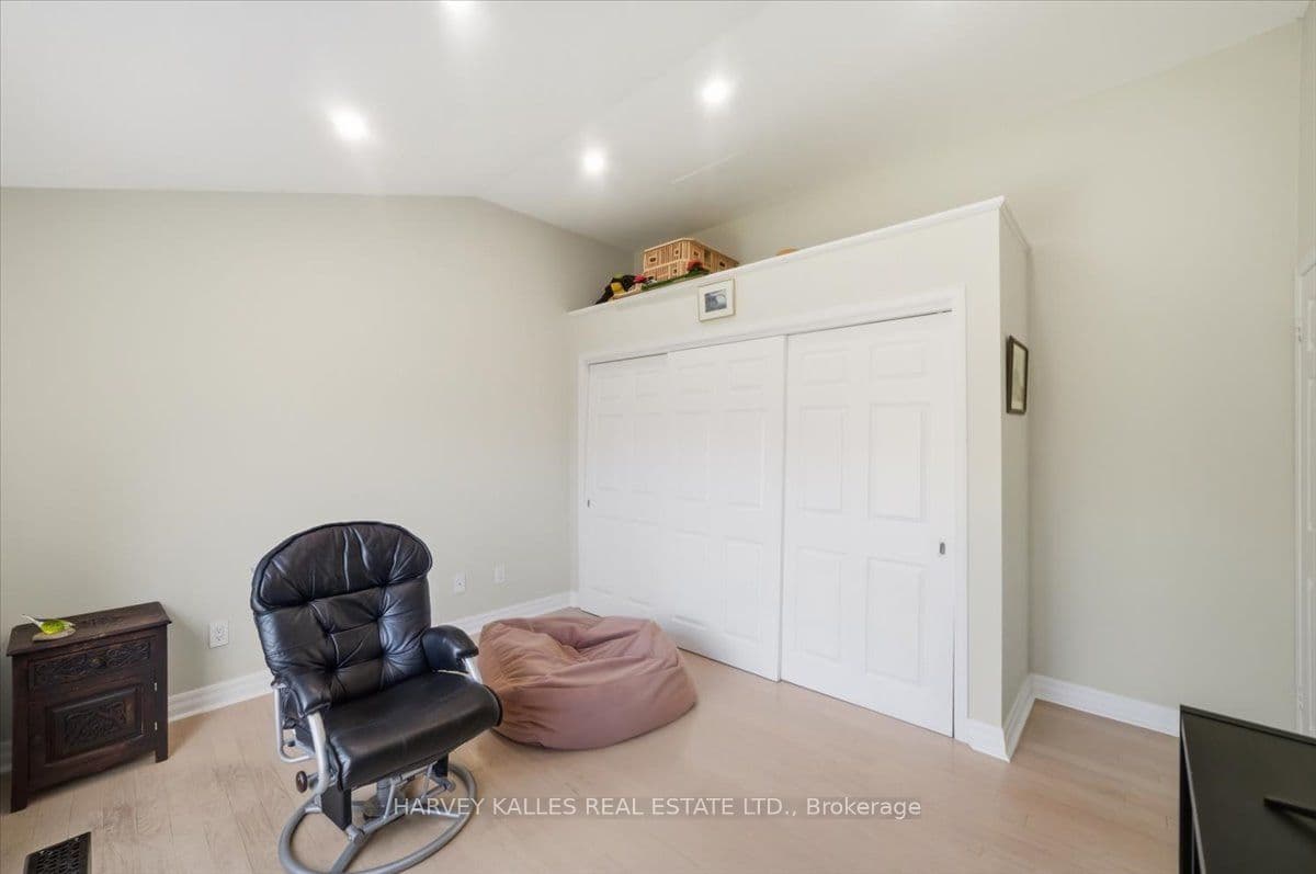 72 Walmer Road — photo 32