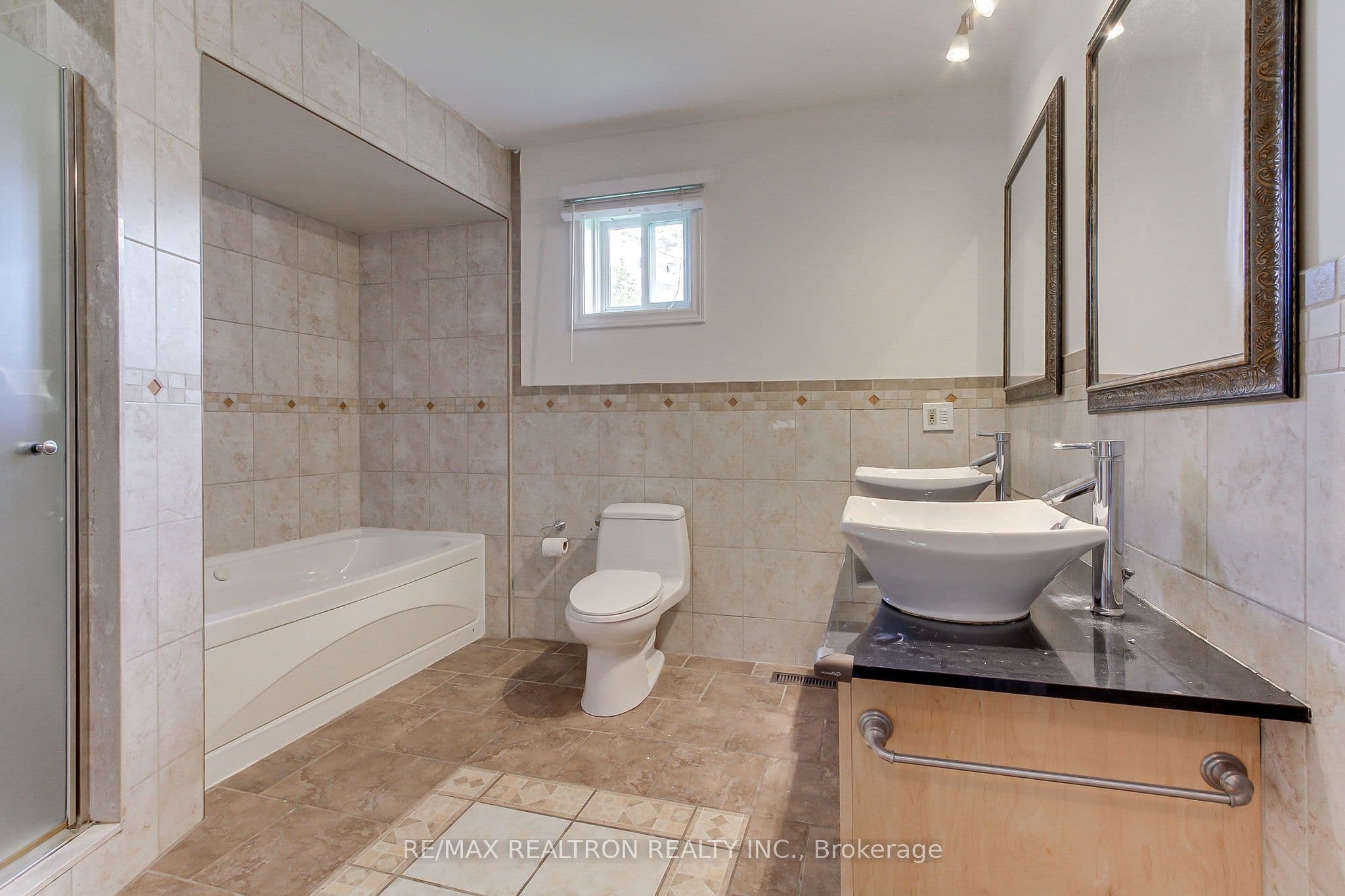 19 Crystal Drive N — photo 32