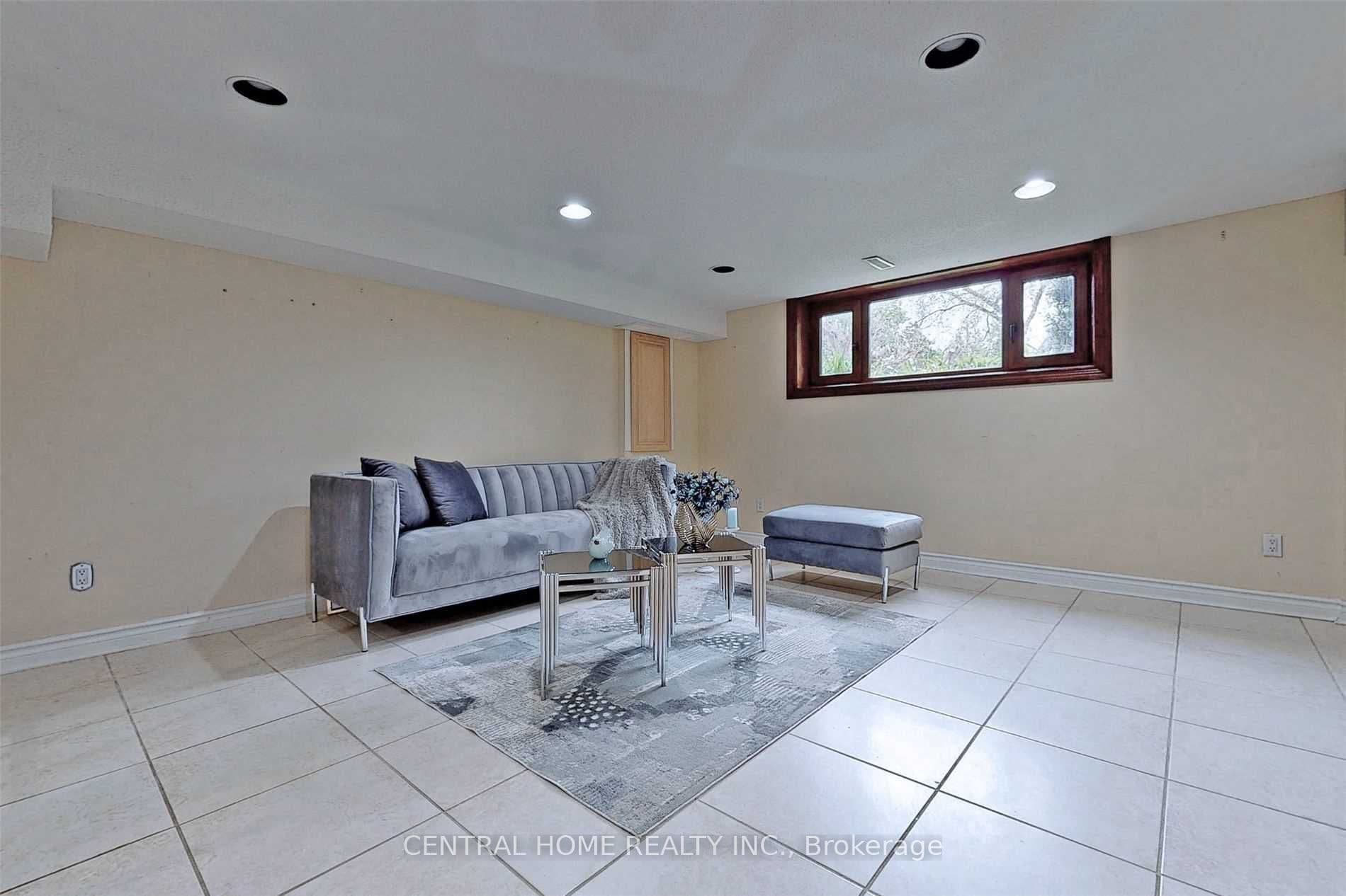 18 Mayvern Crescent — photo 36