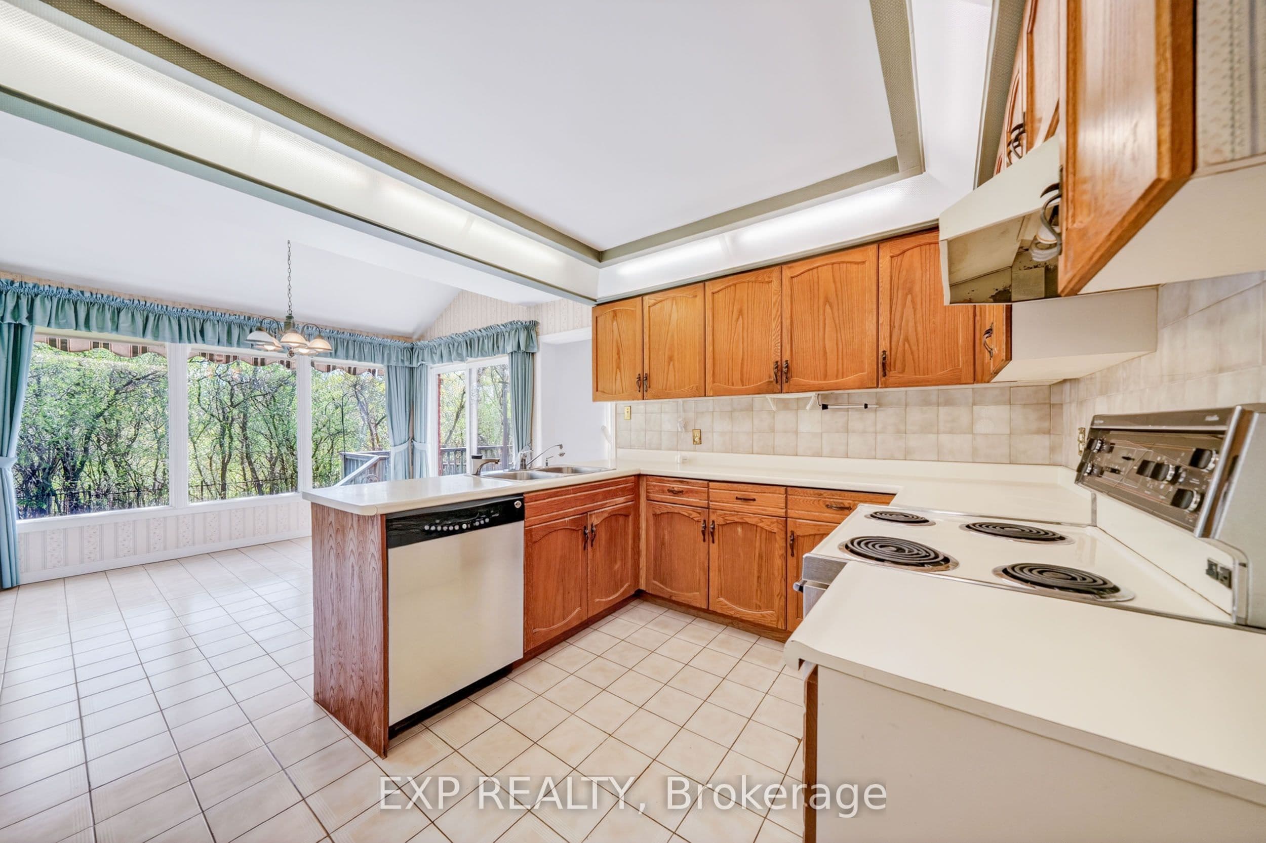 51 Sanderson Crescent — photo 32