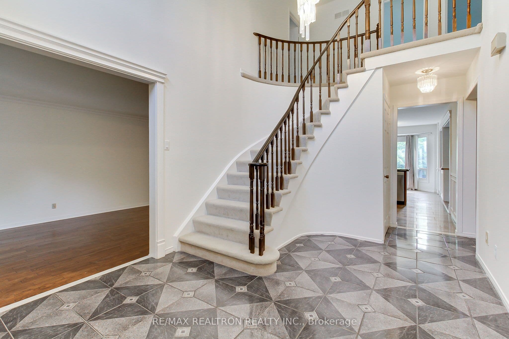 19 Crystal Drive N — photo 10