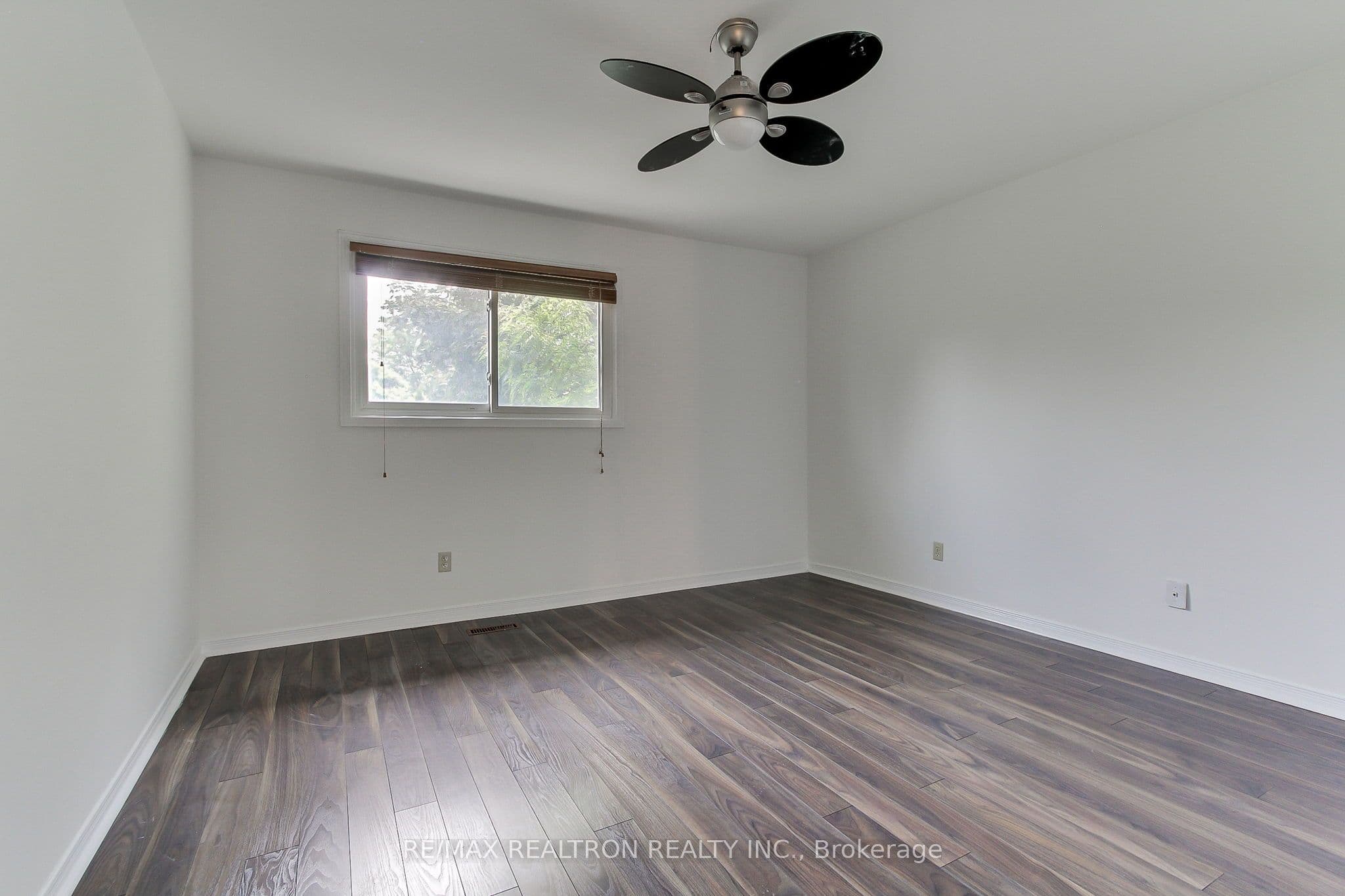 19 Crystal Drive N — photo 37