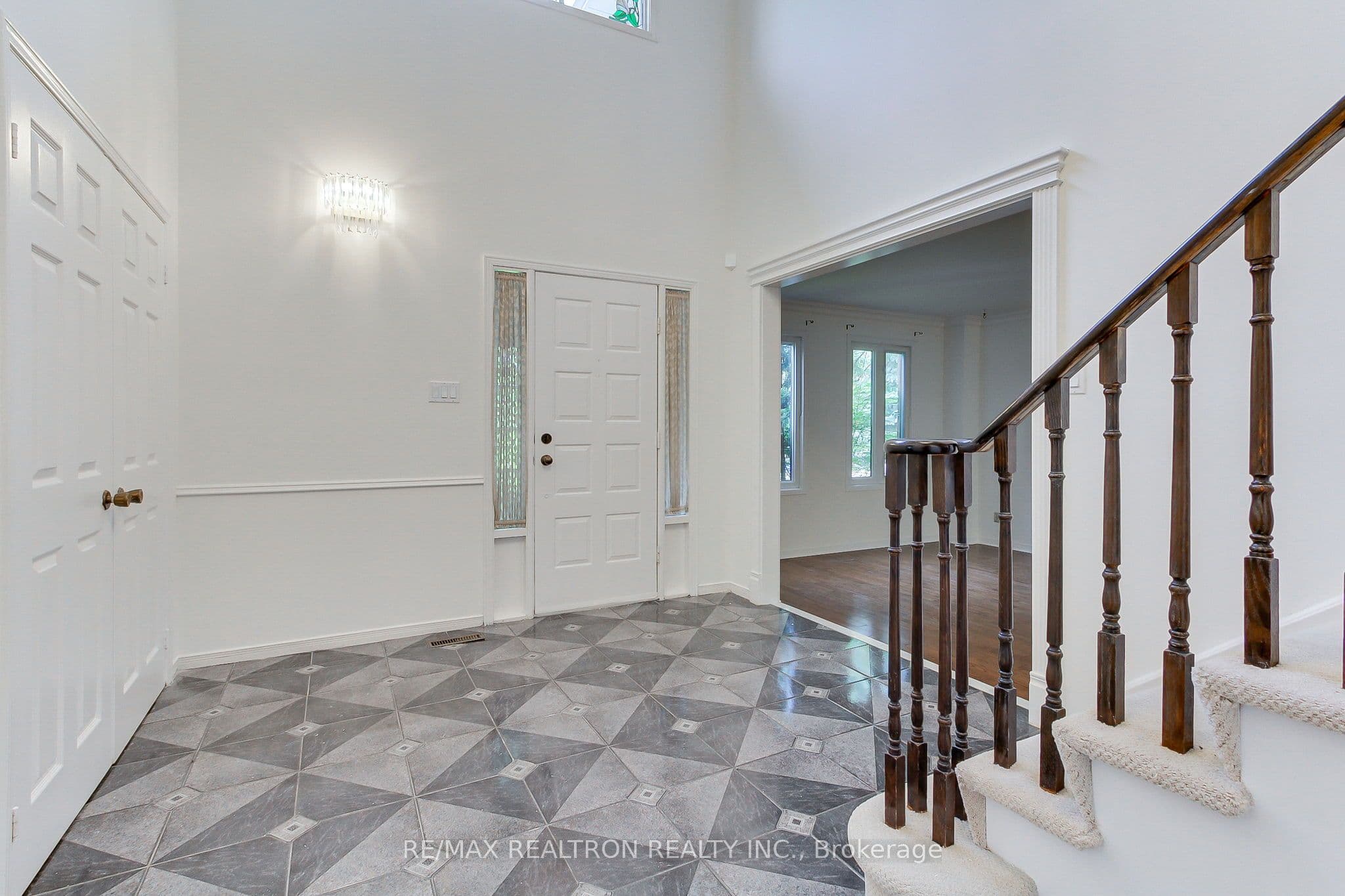 19 Crystal Drive N — photo 9