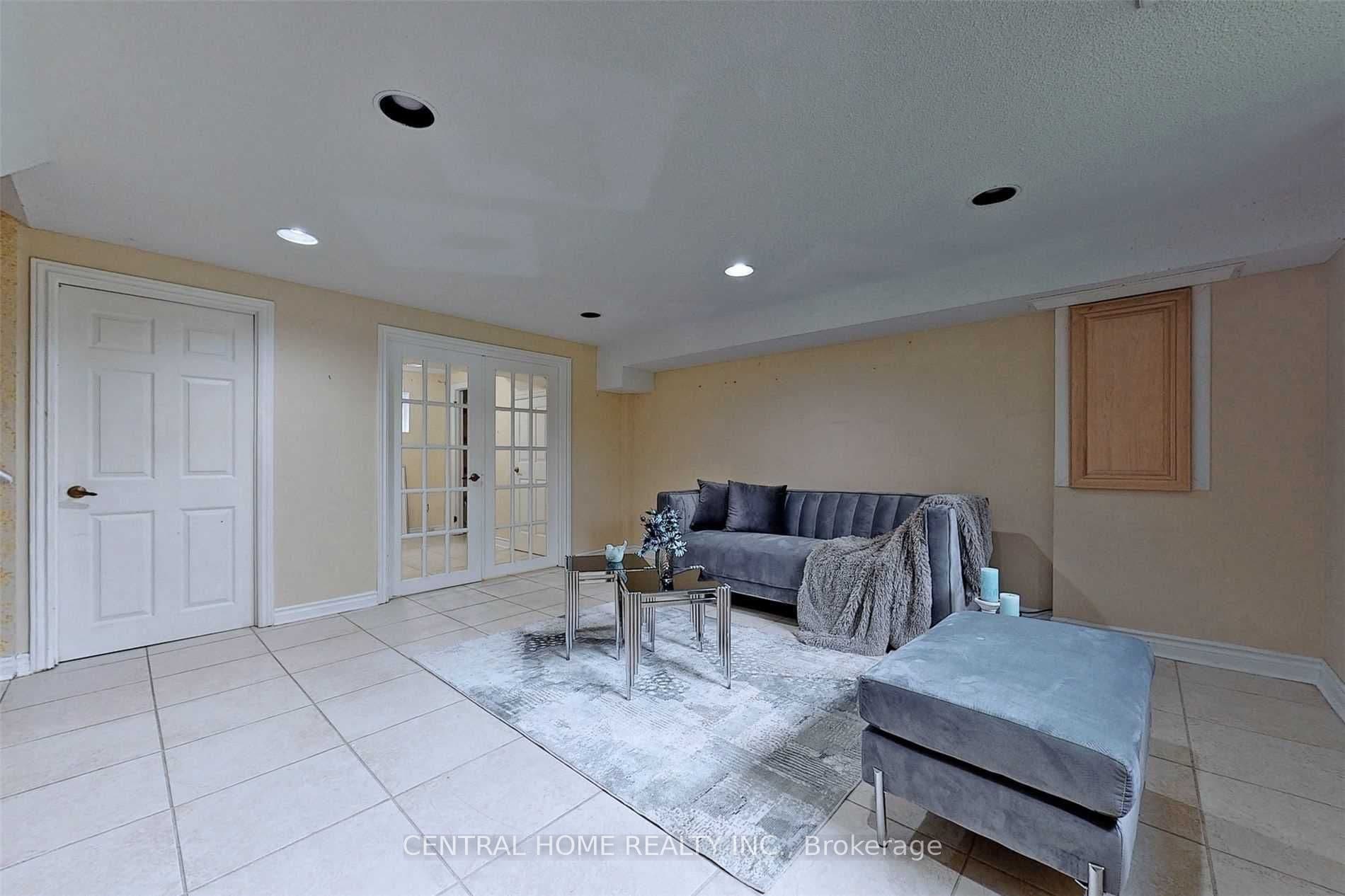 18 Mayvern Crescent — photo 33