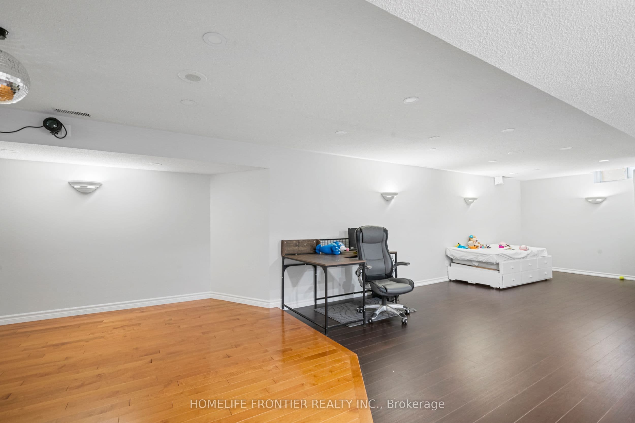 7 Edenbrook Crescent — photo 32