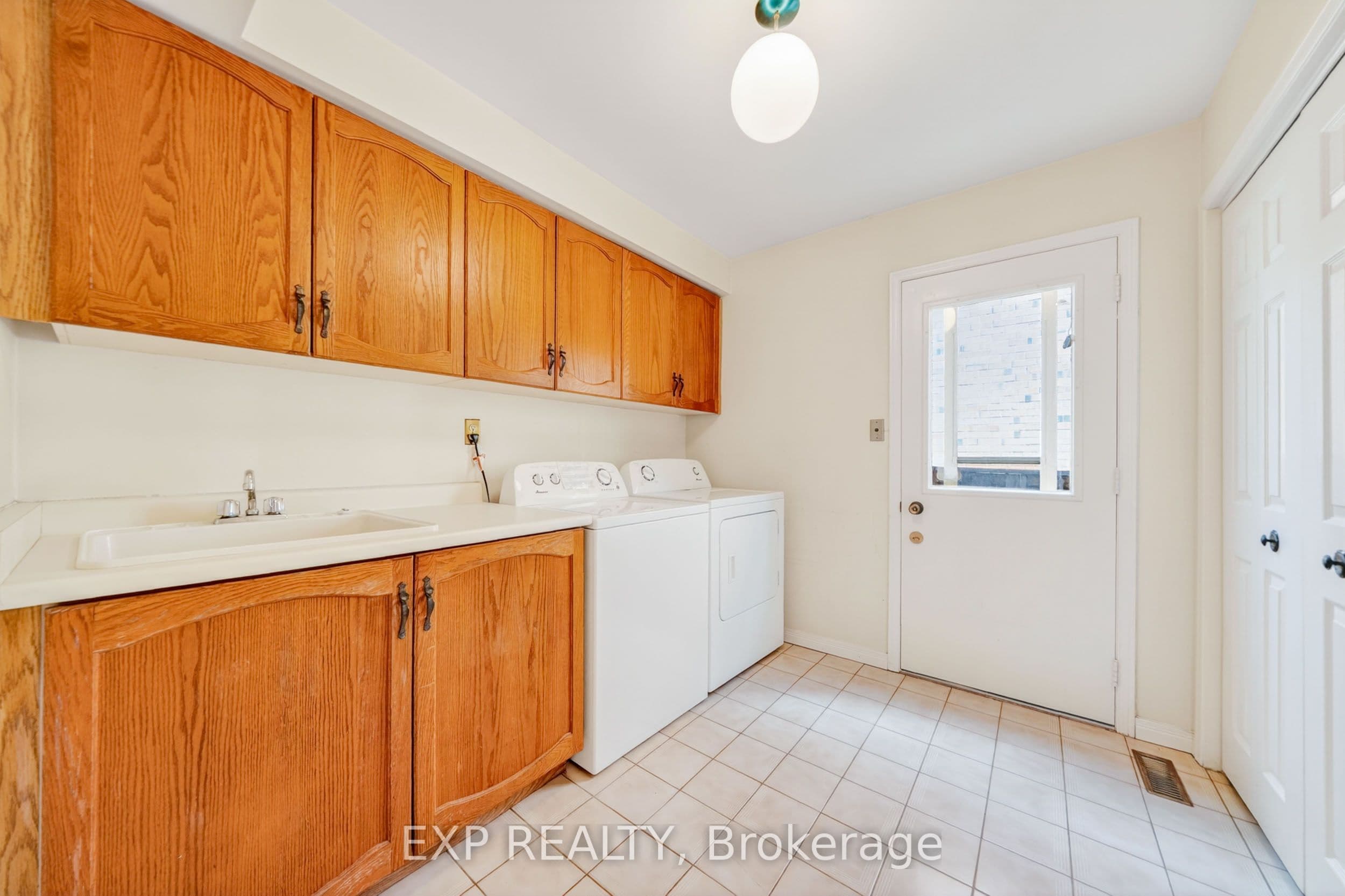 51 Sanderson Crescent — photo 36