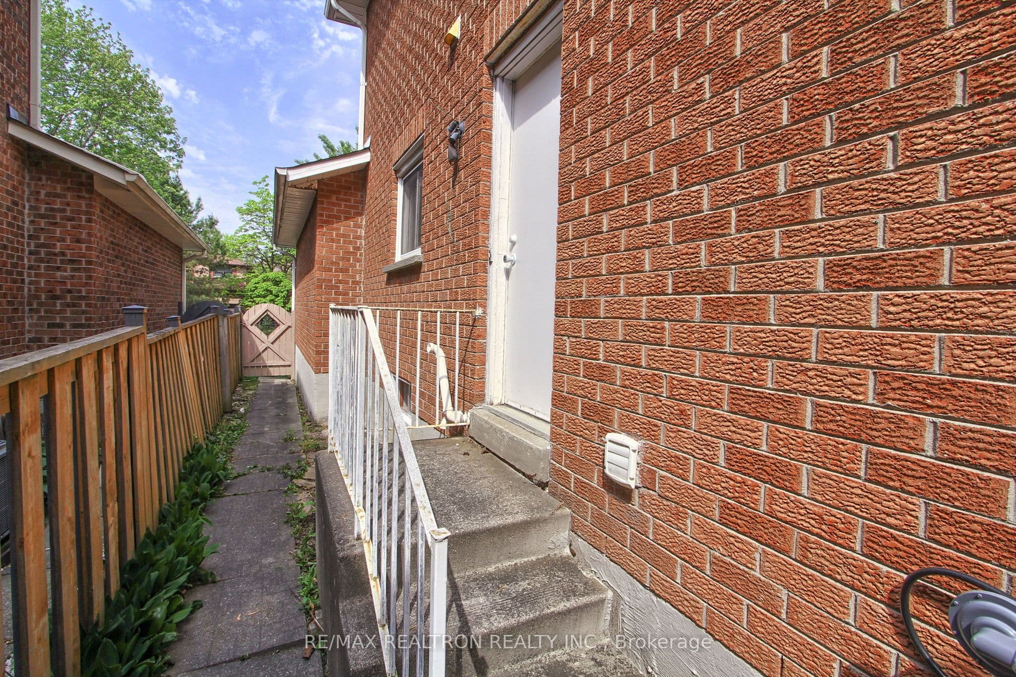 19 Crystal Drive N — photo 50