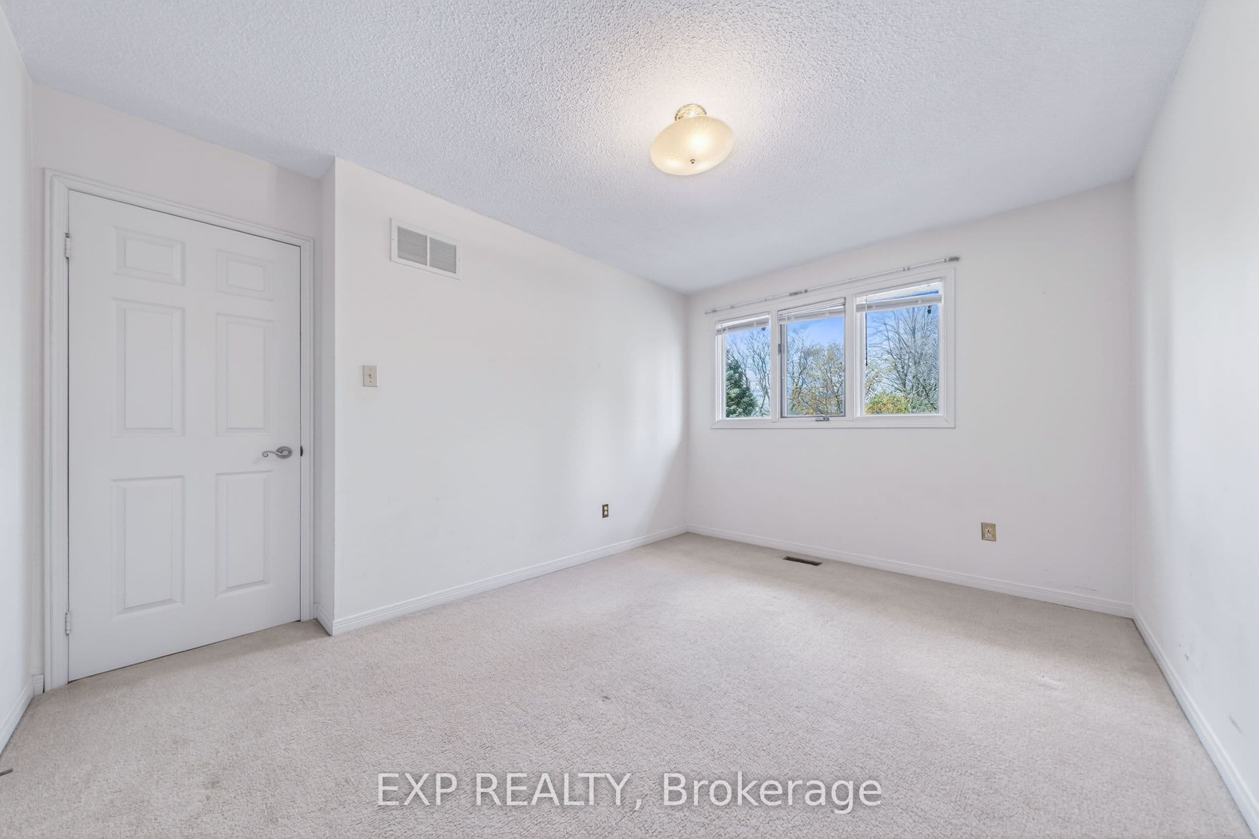 51 Sanderson Crescent — photo 43