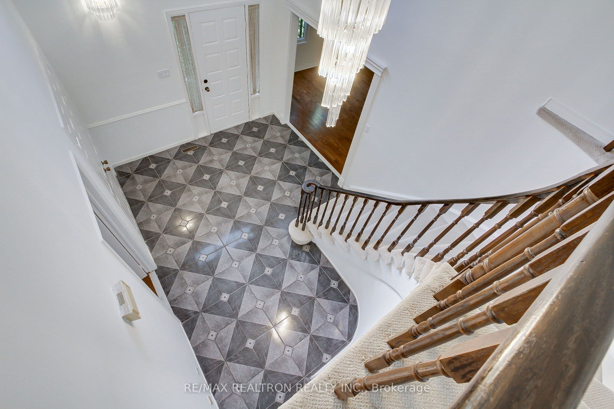 19 Crystal Drive N — photo 27