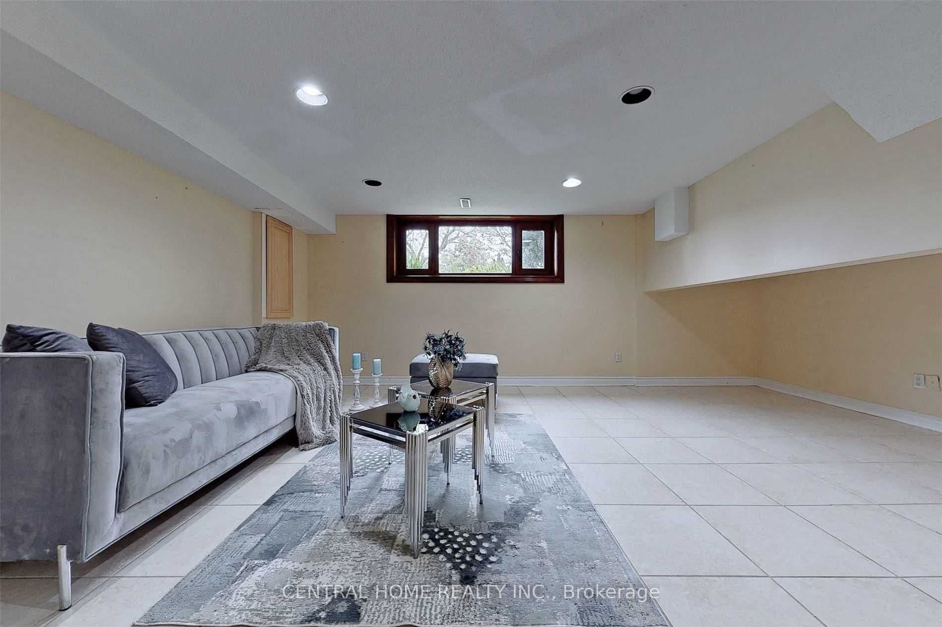 18 Mayvern Crescent — photo 35