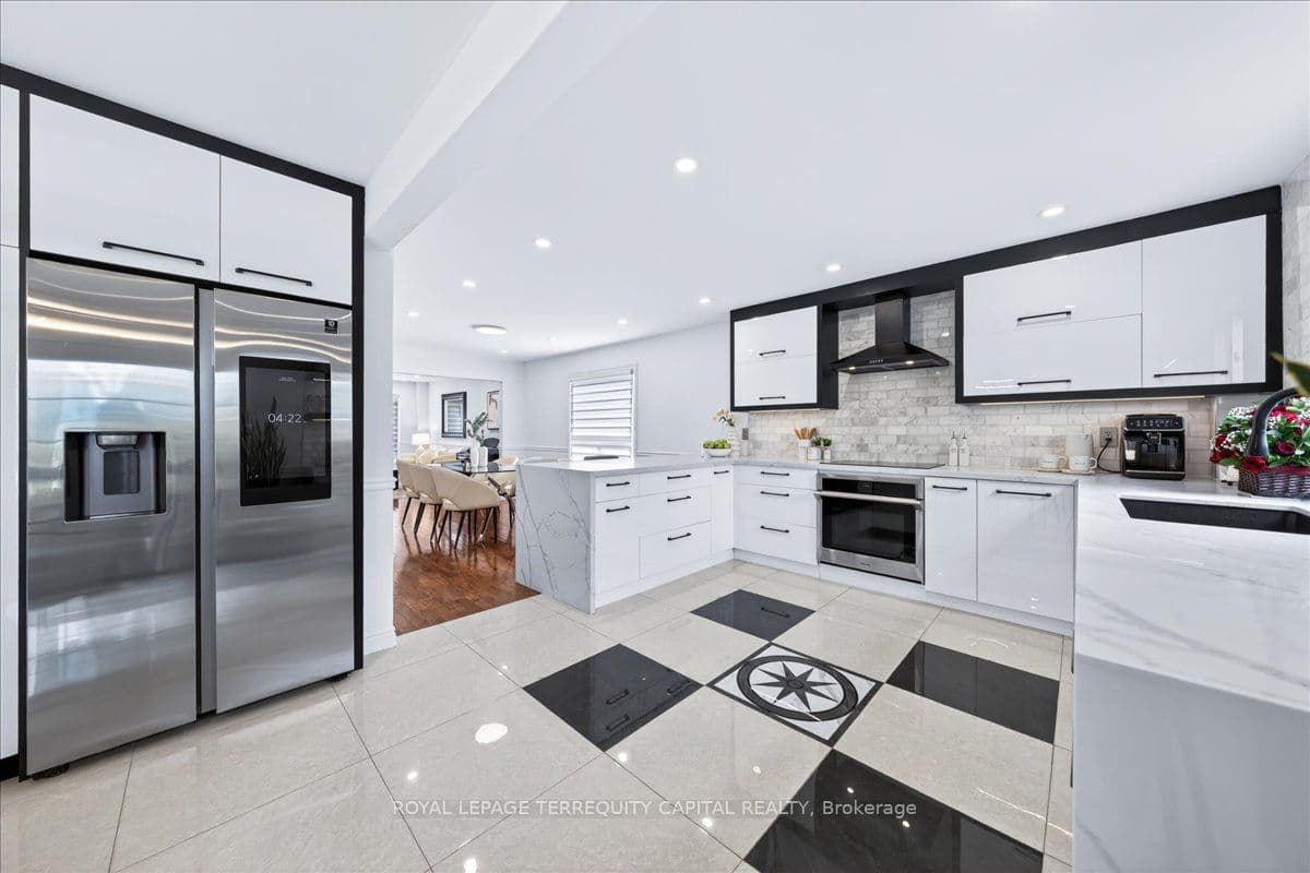 8 Marchwood Crescent — photo 16