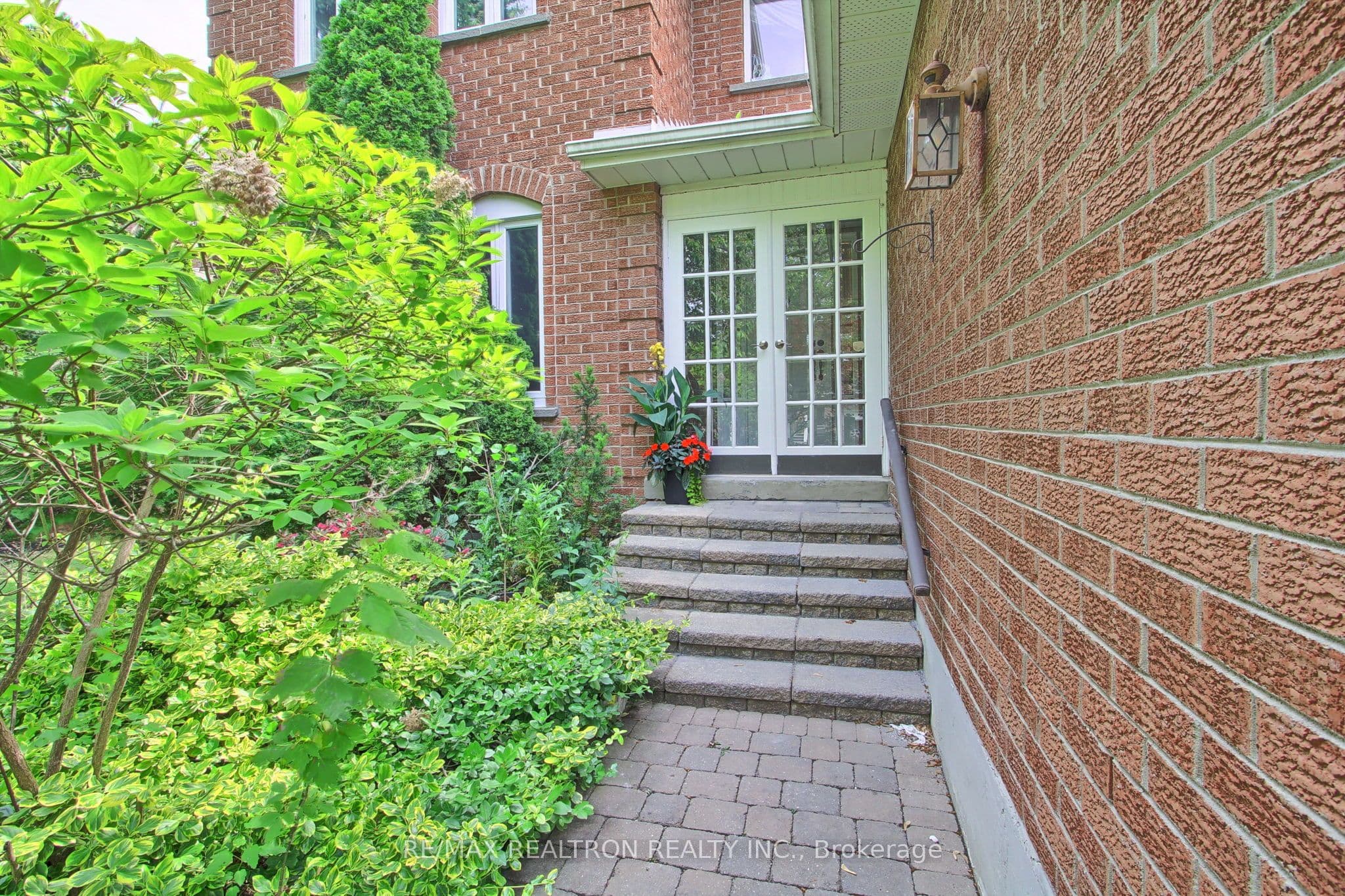 19 Crystal Drive N — photo 7