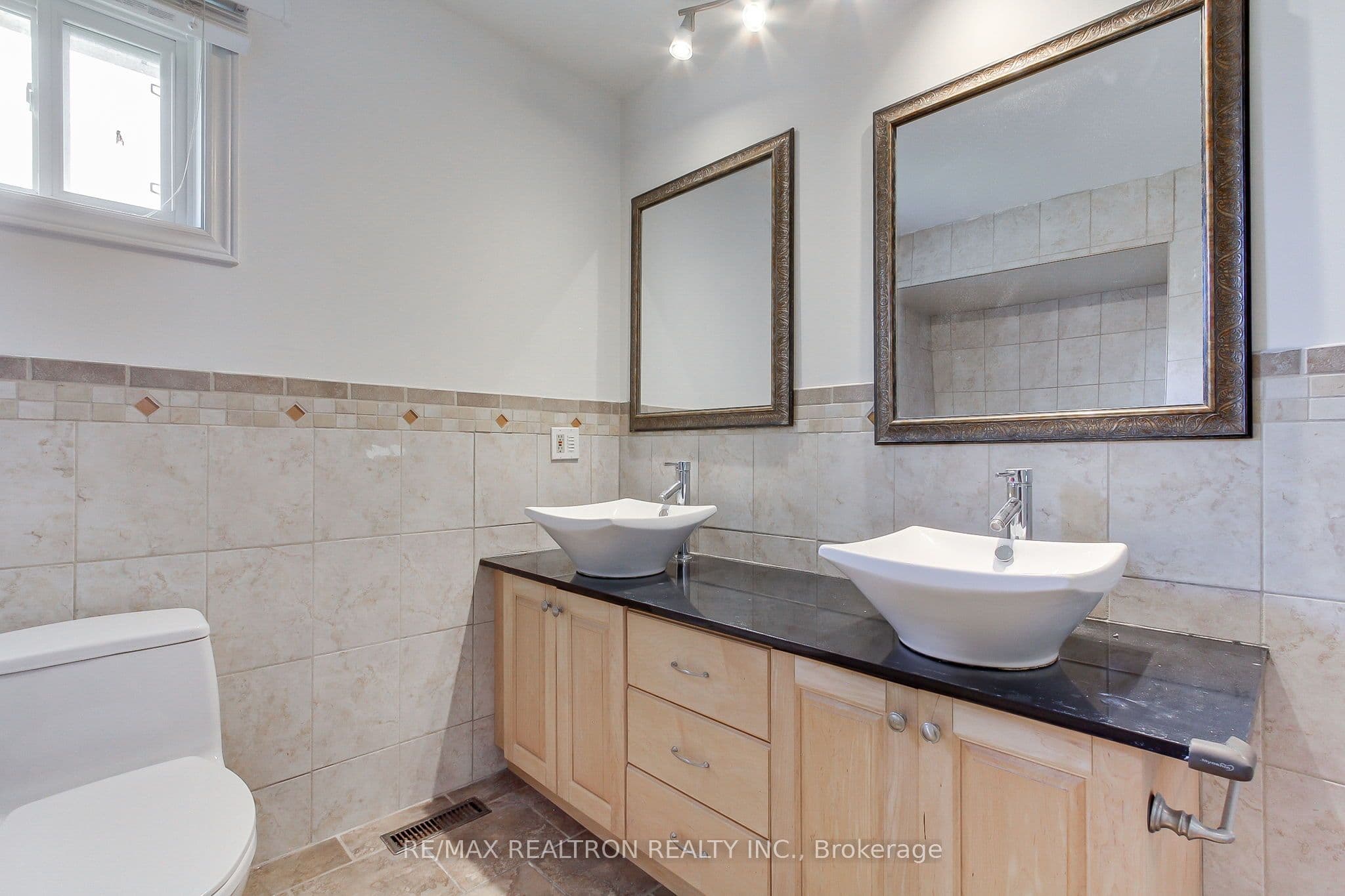 19 Crystal Drive N — photo 33