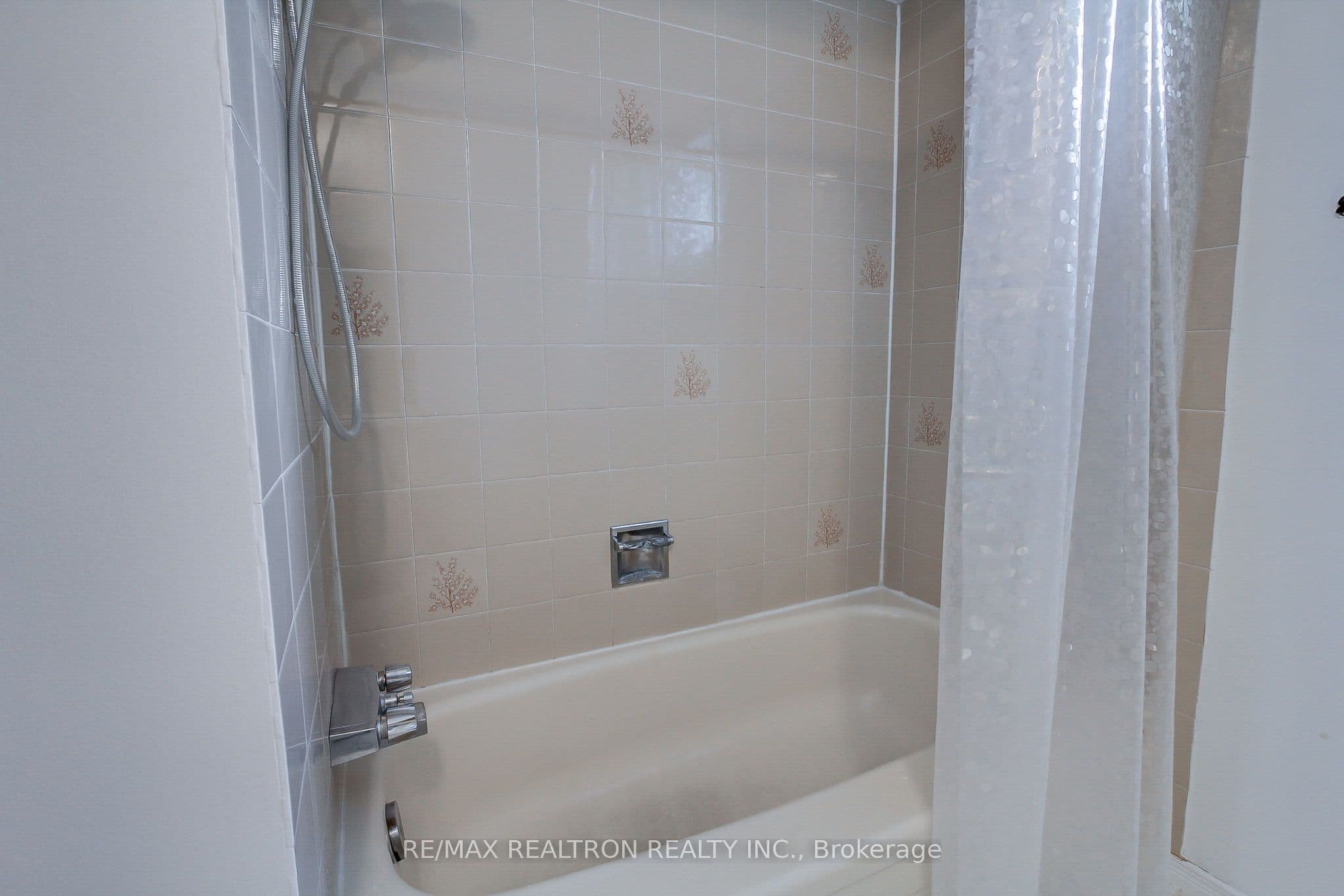 19 Crystal Drive N — photo 42