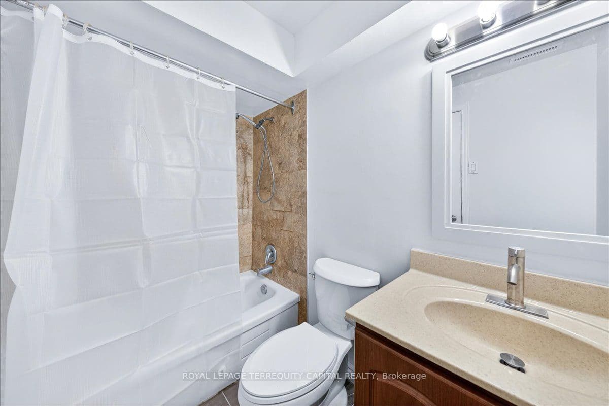 8 Marchwood Crescent — photo 45