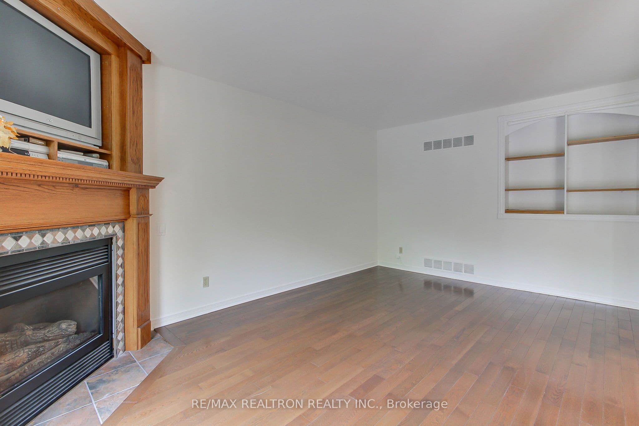 19 Crystal Drive N — photo 23