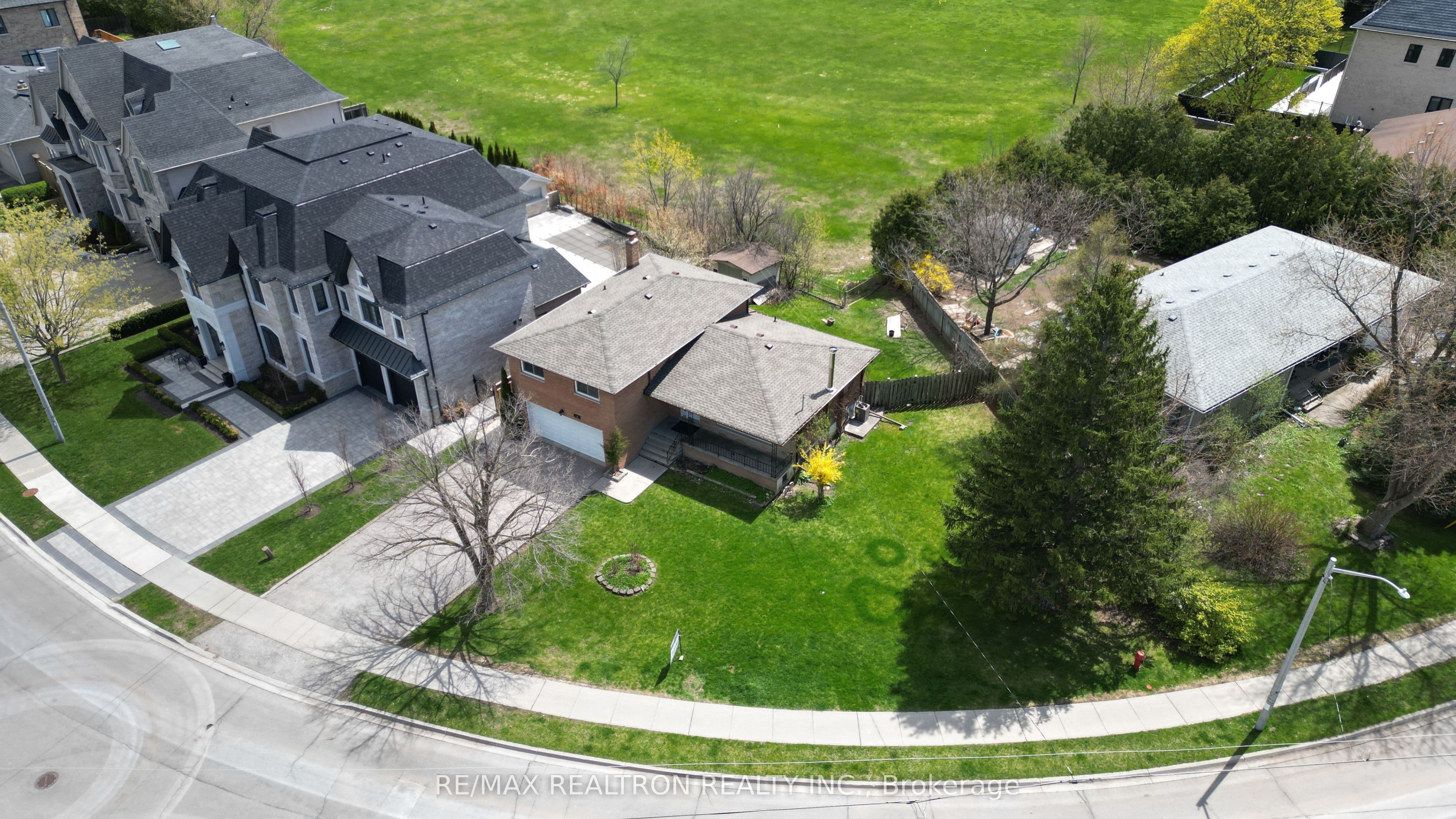 19 Claridge Drive — photo 4
