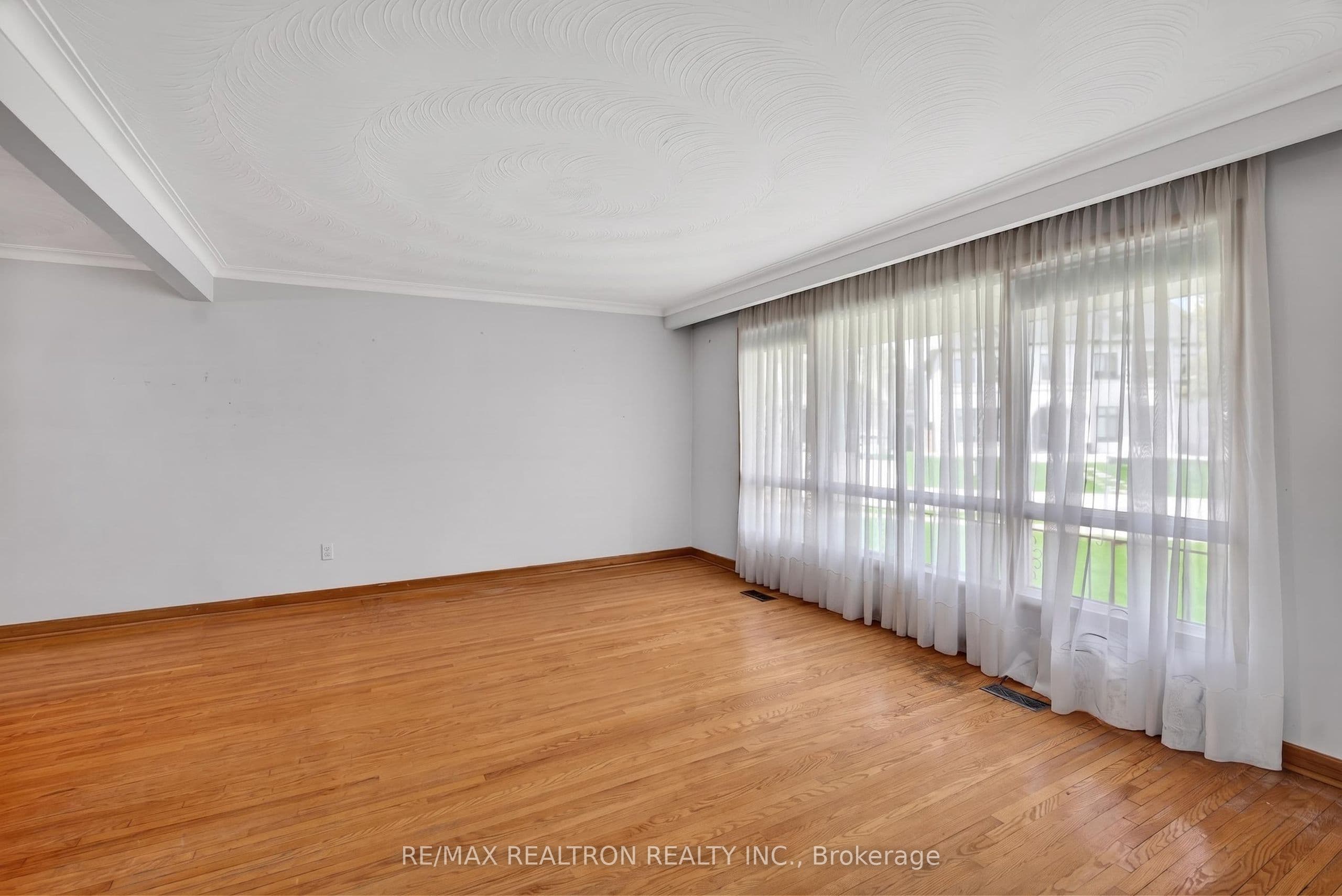 19 Claridge Drive — photo 32