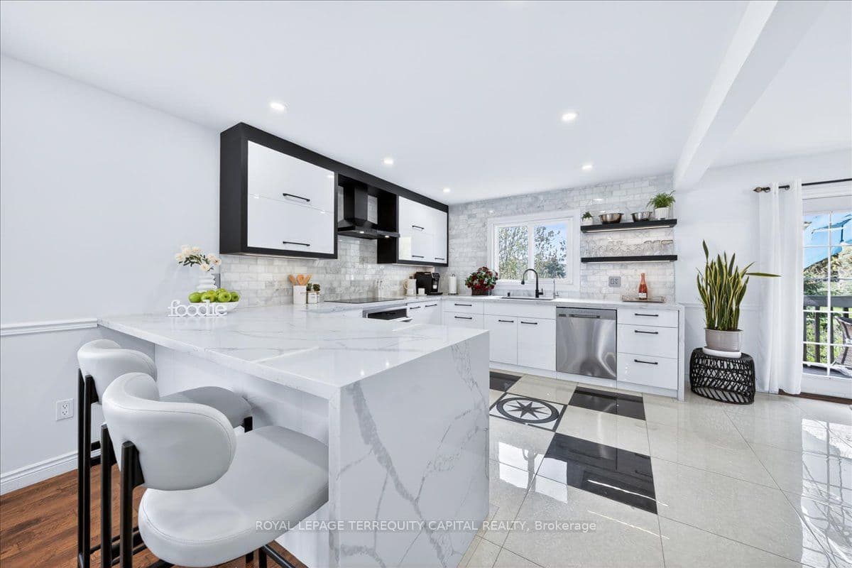 8 Marchwood Crescent — photo 12