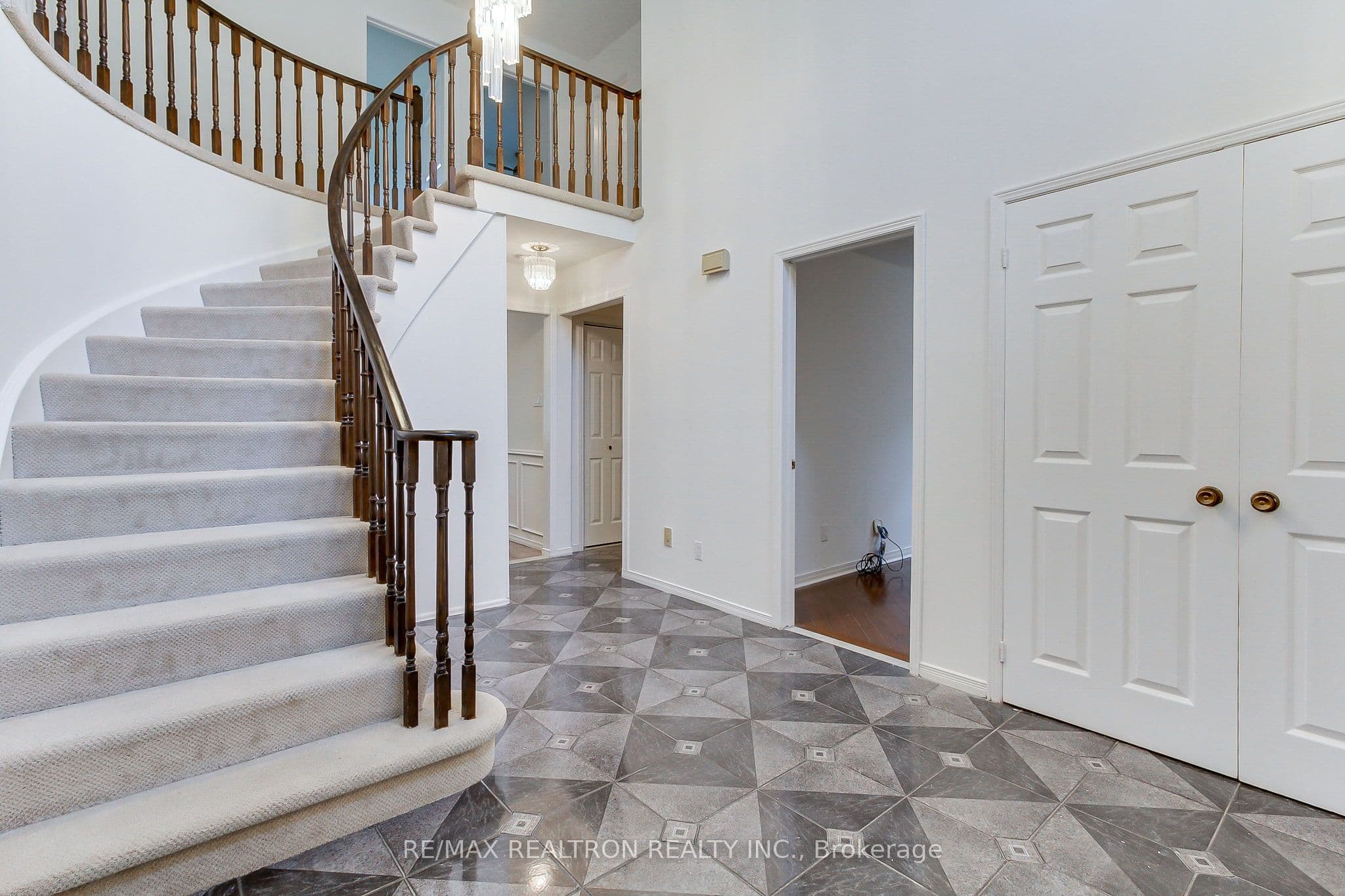 19 Crystal Drive N — photo 11