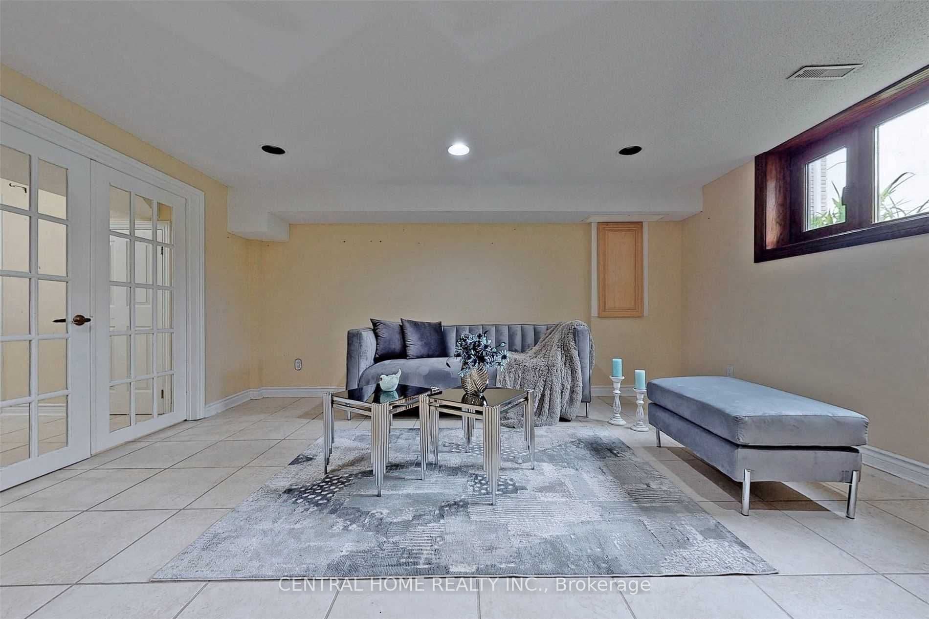18 Mayvern Crescent — photo 32