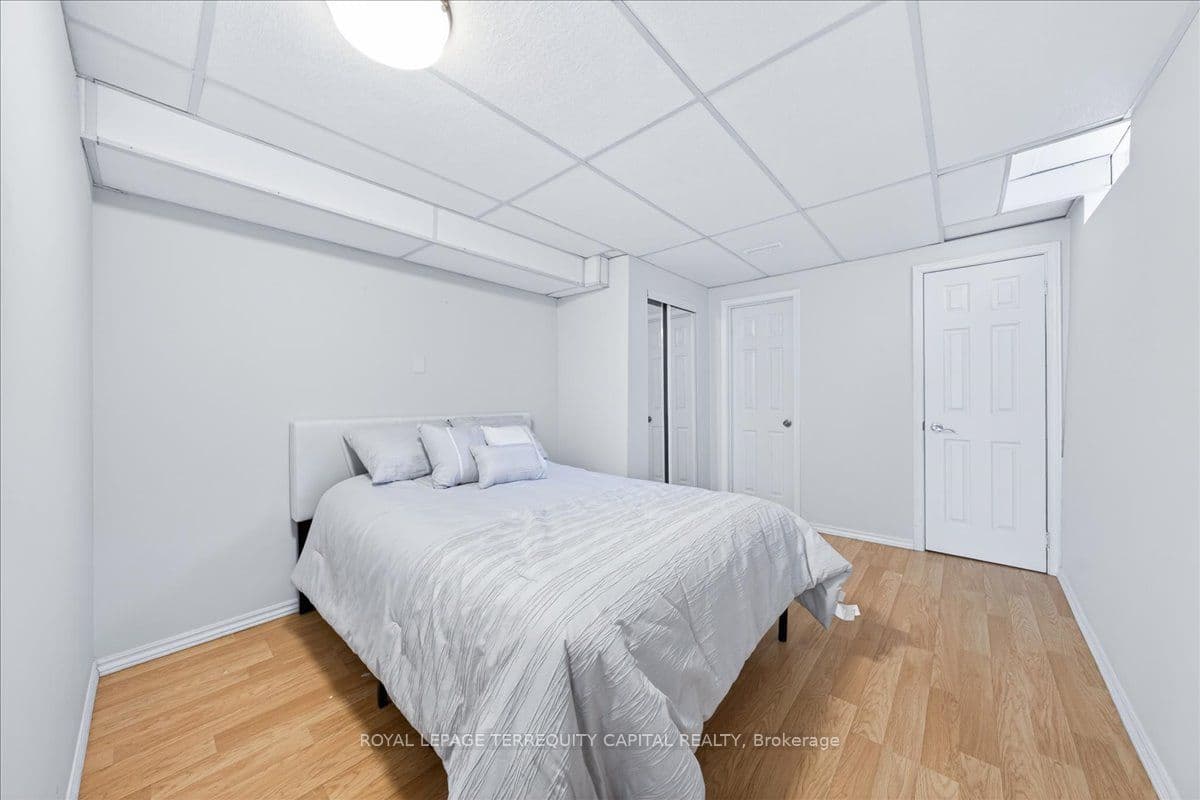 8 Marchwood Crescent — photo 44