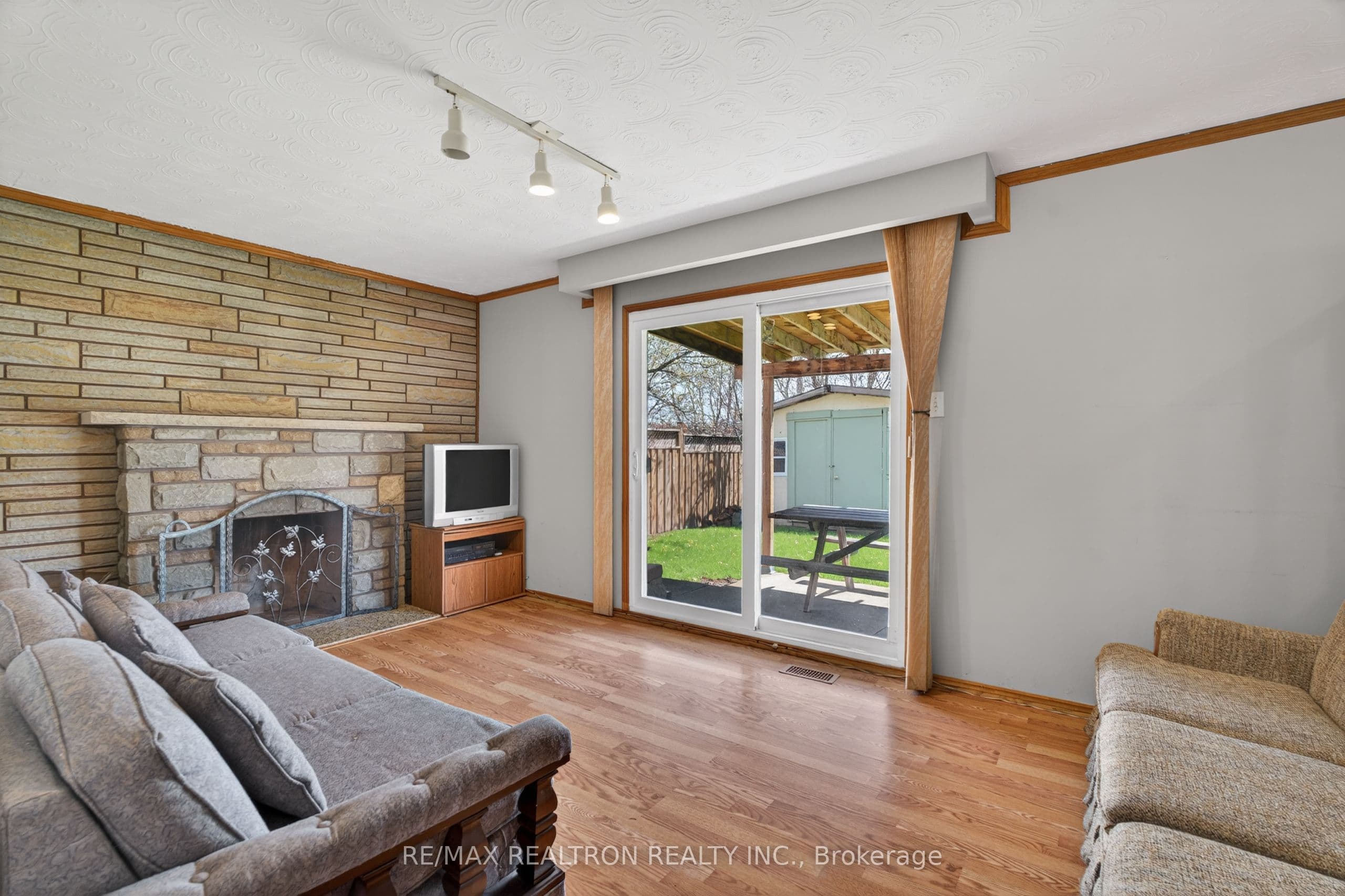 19 Claridge Drive — photo 42