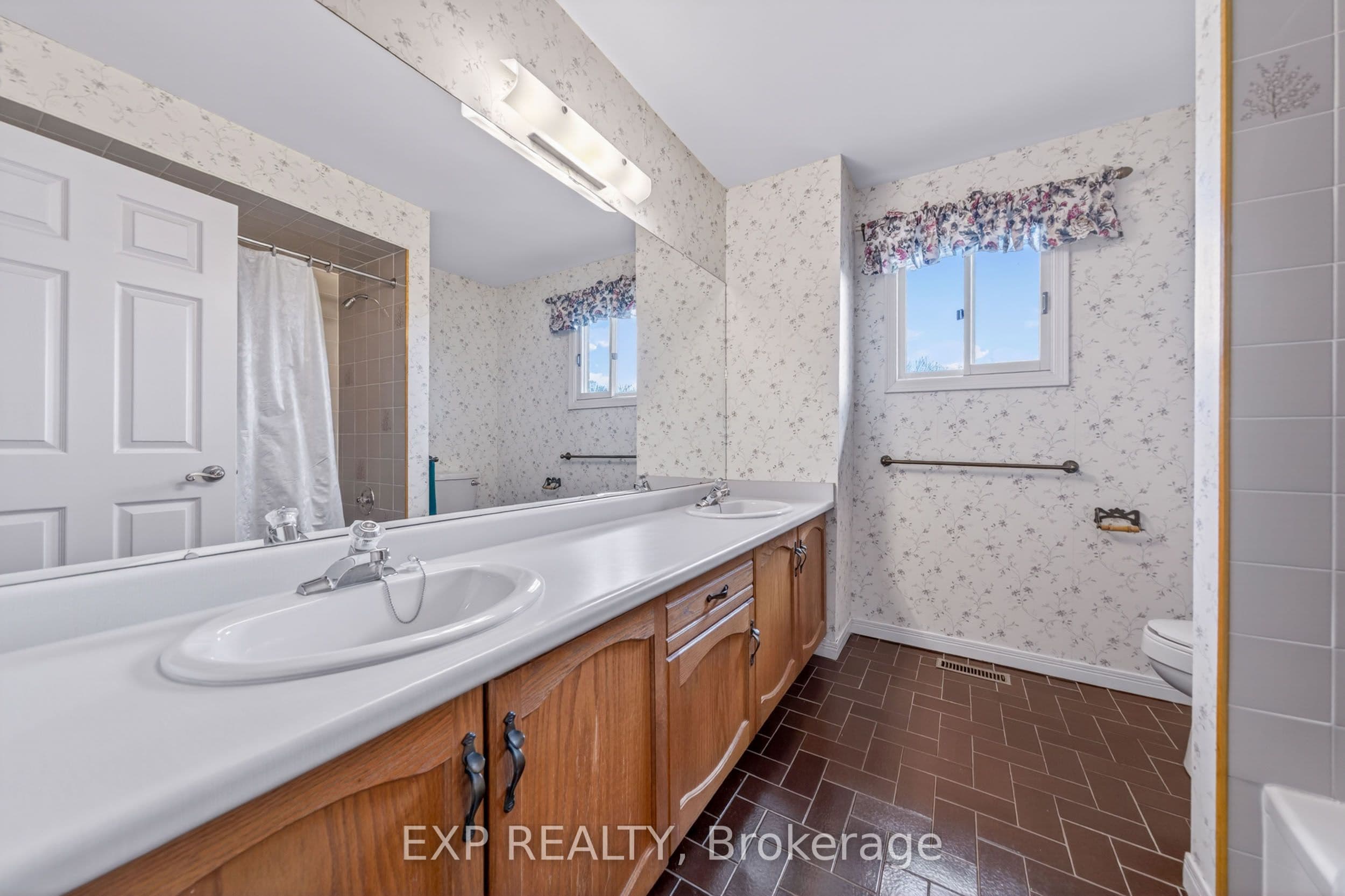 51 Sanderson Crescent — photo 47