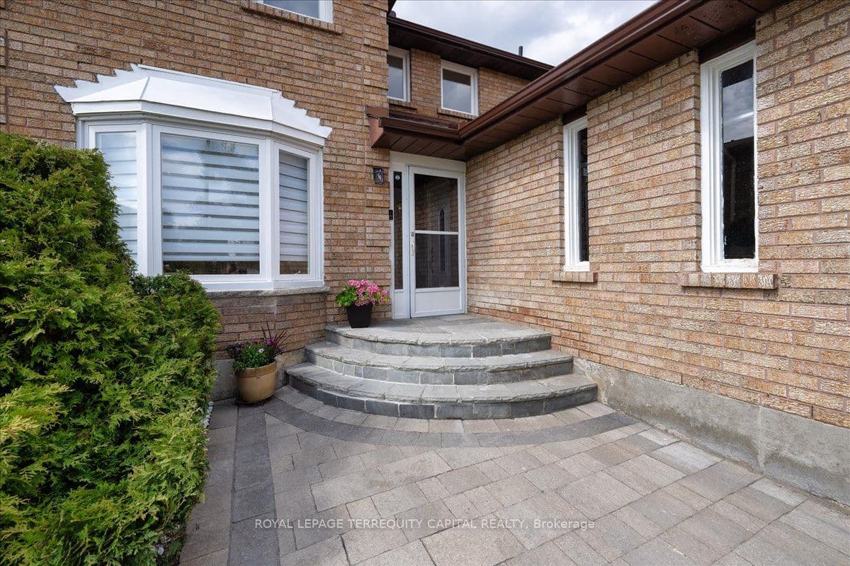 8 Marchwood Crescent — photo 6